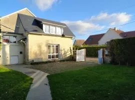 Maisonnette LE COTTAGE à 50m DE LA PLAGE d'Asnelles , 3km d'Arromanches, 10km de Bayeux