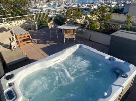 Penthouse vue mer et jacuzzi privé, hotel en Antibes