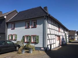 Die kleine Villa OLEFant im historischen Ortskern von Schleiden-Olef، كوخ في شليدن