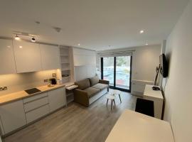 Modern Studio Apartment at The Hub, beach rental sa Gibraltar