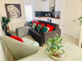 CENTRAL LOCATION Modern North Lanes Holiday Cottage with a Private Patio, hotell sihtkohas Brighton & Hove