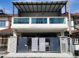 BBT Double Storey Balcony Bukit Tinggi Home, kotedžas mieste Kelangas