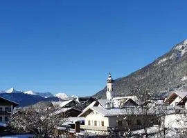 Bunter Hirsch Ferienwohnung im Garmischer Zentrum