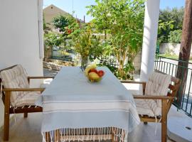 Babis - LOGGOS APARTMENTS, Hotel in Longos
