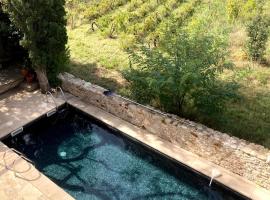 Charming villa in the countryside with swimmingpool, villa in Fabrezan