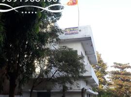 Mahadev Guest House And Resort, hotel con parking en Dhamtari