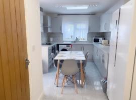 The Grove 7 Bedroom, 7 Showers, 8 Beds, 8 toilets Beautiful House, hotel v destinaci Plumstead