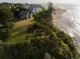 Panoramic Promontory: Bay View Beach House