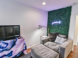 COZY 2 BDRM APT ENTIRE PLACE TO YOURSELF - Easy Access W FREE PARKING, hotel u gradu 'Tacoma'