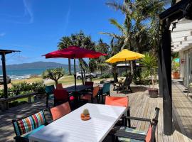 Driftwood Beachfront Accommodation, Cable Bay, Owhetu, lodge in Coopers Beach