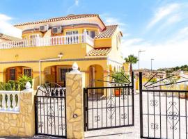 Fabulous 3 Bed House with 4 communal pools, vacation home in Villacosta