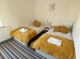 Modern 3 bed home, Free Parking, Free Netflix and WIFI