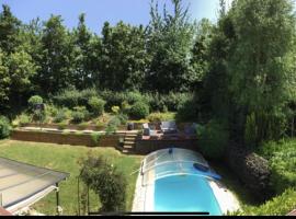 Une belle chambre au calme la piscine sera réparée mi juillet: Ormesson-sur-Marne şehrinde bir otoparklı otel