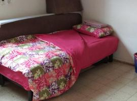 Private room near the Airport for amazing people, vakantiewoning in Lod