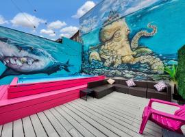 Mermaid-Shark 6BR House With Pool, Jacuzzi - Steps to Siesta Key Beach, hotel in Siesta Key