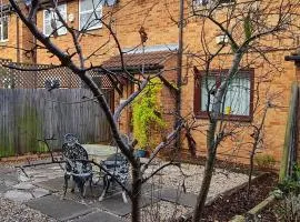 SW19 - Quiet split-level 2-bedroom maisonette with garden