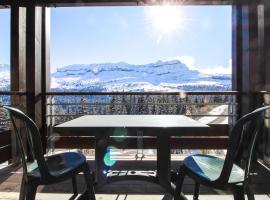 South-facing newly renovated 2-bed apartment Les Terrasses d'Eos, hotel con alberca en Flaine