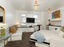 Independence Square 310, Chic, Remodeled Studio w/ Great Location in Aspen, A/C, & Kitchenette, hotel em Aspen