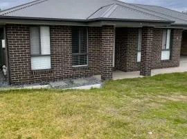 Breakaway new 4br house 5 mins to albury city