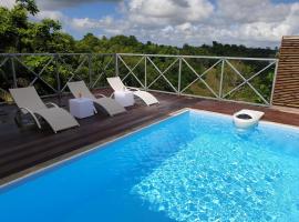 Coin de Paradis Cosy en Guadeloupe avec piscine privée, παραθεριστική κατοικία σε Deshauteurs