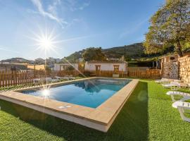 Stunning home in Frailes with WiFi, 8 Bedrooms and Outdoor swimming pool, hotel v destinaci Frailes