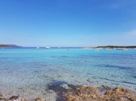 Air-conditioned apartment near Porto Vecchio, 500 m sea, 8 people, two bathrooms, khách sạn ở Zonza
