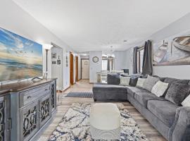 Spacious Modern Condo - 1st Floor - One Block to the Beach, hotel em Myrtle Beach