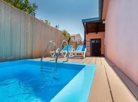 Modern Holiday Home with pool & 4 bikes, near center