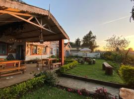 The Birdhouse Backpackers Hostel, отель в городе Кунур, рядом находится Парк Симс