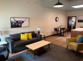 Stylish ground level apartment close to everything, hotel perto de Journey Museum, Rapid City