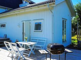 4 person holiday home in ker, מלון בÖckerö