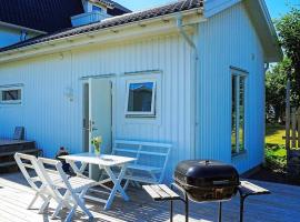 4 person holiday home in ker, קוטג' בÖckerö