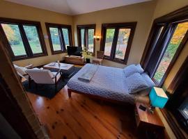 The Front Porch Room of a 140-Year-Old Victorian House, hotel en Orangeville