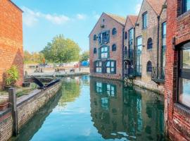 Riverside loft apartment, hotel a Newport