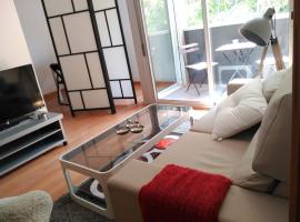 2 BEDROOMS and 2 BATHROOMS FOR 5 PAX, SWIMMING POOL, FREE PARKING and NEAR THE BEACH!、サン・アドリア・デ・ベソスのホテル