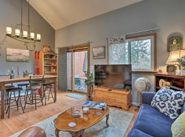 Pet-Friendly Townhome with Community Hot Tub!, ξενοδοχείο σε Vernon Township