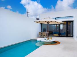 ADAN RESORT Sky Villa Luxury Suite, hotel met zwembaden in Motobu