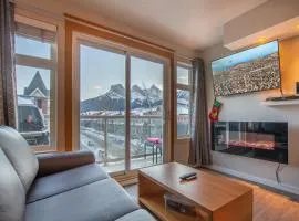 Top Floor Condo - 2BR & AC with Mountain Views