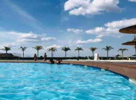 THE BLYDE LAGOON BEACH PRETORIA 3 BEDROOM GROUND FLOOR APARTMENT, hotel di Pretoria