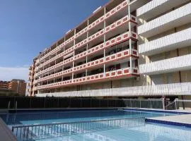 Holiday by the pool - lovely flat with balcony