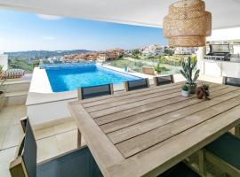 LMR- Luxury apartment, private pool, stunning view, families only,, íbúð í Marbella