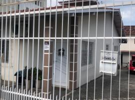 Apartamento duplo com banheiro privativo, hotel barato en São José