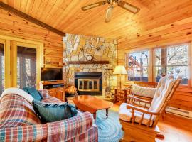 Creekfront Cabin, vacation home in Newland