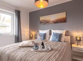 Ferienhaus Sonneneck am Harkebrügger See mit Sauna, Hotel in Barßel