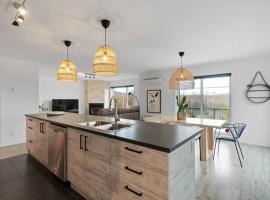 INITIAL - BOHO - Mont-Sainte-Anne, Ferienunterkunft in Beaupré