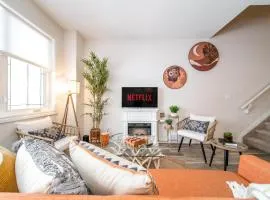 Bali Style Home - King Bed - Fireplace - Jacuzzi - Fast Wi-Fi - Free Netflix & Garage Parking