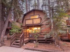 Summit Happy Cabin with HOT TUB! HIGH SPEED EV HOOKUP, CLOSE TO SLOPES, hotel near Gold Mine Golf Course, Big Bear Lake