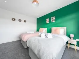 Peaceful 3BR Home, Sleeps 5, Contractor Stay-Friendly, Near M25, Free Parking