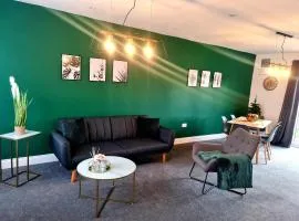 Stylish 3BR Home, Sleeps 5, Contractor Deal-Friendly, Near M25, Free Parking