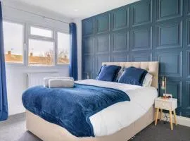 Bright 3BR Home, Sleeps 5, Contractor Stay-Friendly, Near M25, Free Parking